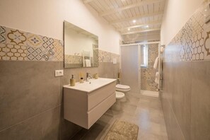 Dusche, Haartrockner, Bidet, Handtücher