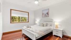 5 bedrooms, iron/ironing board, travel cot, free WiFi - Sandlewood Breeze - Pet Friendly - Community Pool (Callala Beach)