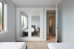 4 Schlafzimmer, Bügeleisen/Bügelbrett, Reisekinderbett, WLAN