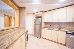 Køleskab, mikrobølgeovn, ovn, kogeplade