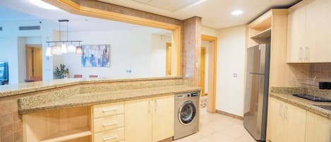 Refrigerador, microondas, horno, placa de cocina