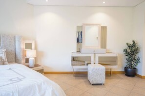 Schreibtisch, Bügeleisen/Bügelbrett, kostenloses WLAN, Bettwäsche