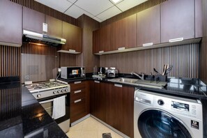 Microondas, horno, placa de cocina y tostadora