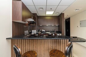 Microondas, horno, placa de cocina y tostadora