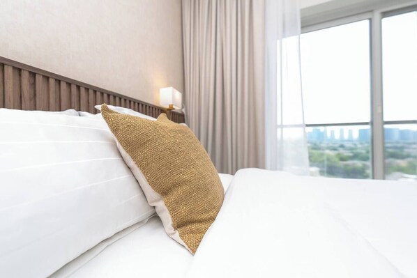 Escritorio, tabla de planchar con plancha, wifi gratis y ropa de cama