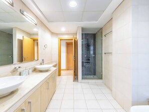 Sèche-cheveux, serviettes fournies, savon, shampoing