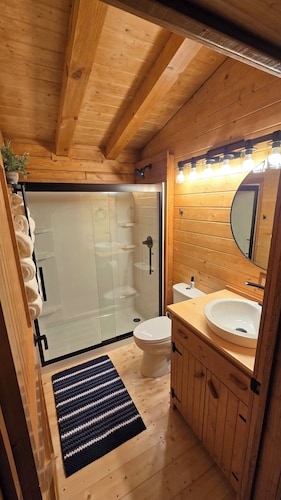 The Cabin at Lake Elsie, a 2-bedroom log cabin with AC near Hankinson, ND