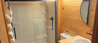 The Cabin at Lake Elsie, a 2-bedroom log cabin with AC near Hankinson, ND