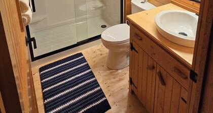 The Cabin at Lake Elsie, a 2-bedroom log cabin with AC near Hankinson, ND