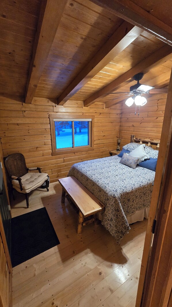2 bedrooms, free WiFi, bed sheets - The Cabin at Lake Elsie, a 2-bedroom log cabin with AC near Hankinson, ND (Hankinson)