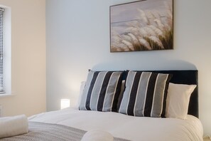 3 bedrooms, iron/ironing board, free WiFi, bed sheets - Modern and Stylish Home away from Home (Milton Keynes)