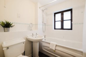 Hair dryer, towels - Modern and Stylish Home away from Home (Milton Keynes)