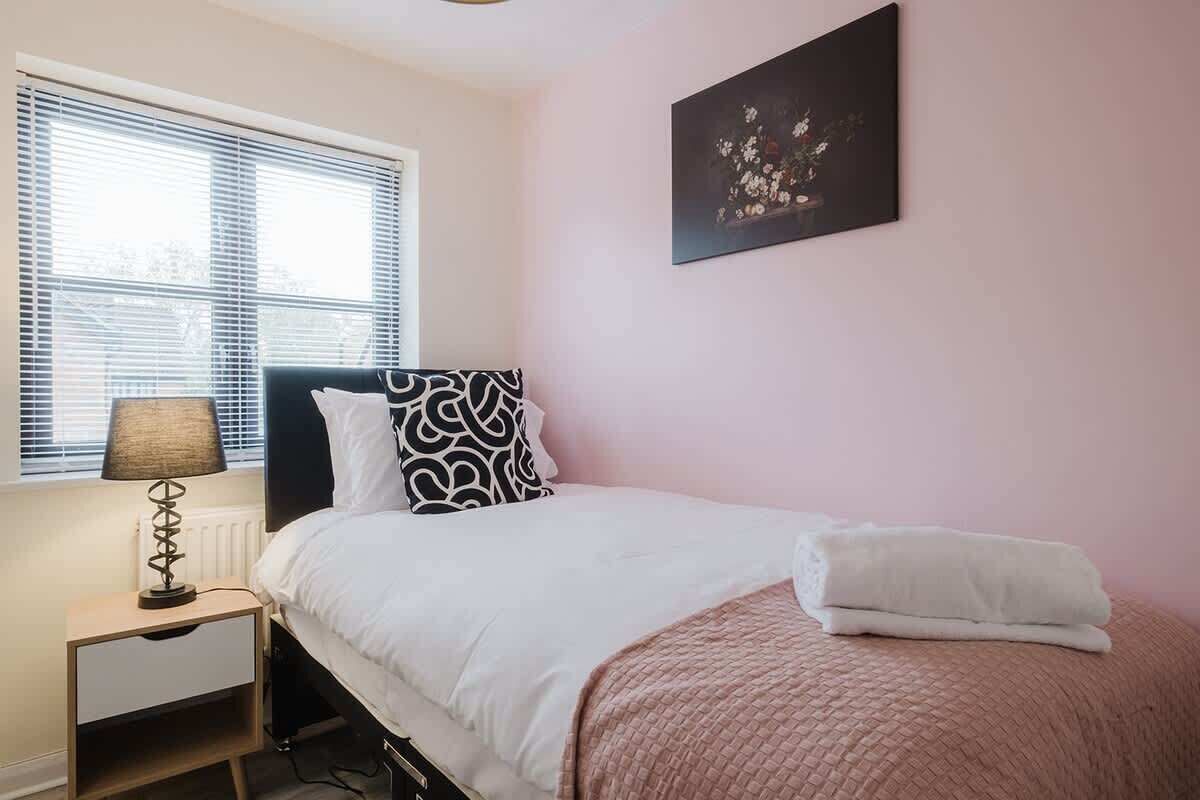 Iron/ironing board, free WiFi, bed sheets