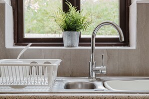 Fridge, microwave, oven, stovetop - Modern and Stylish Home away from Home (Milton Keynes)