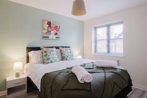 3 bedrooms, iron/ironing board, free WiFi, bed sheets - Modern and Stylish Home away from Home (Milton Keynes)