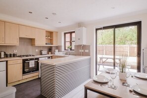 Fridge, microwave, oven, stovetop - Modern and Stylish Home away from Home (Milton Keynes)