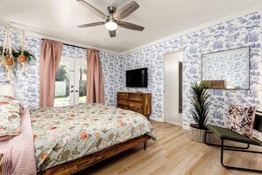 4 habitaciones, escritorio y tabla de planchar con plancha