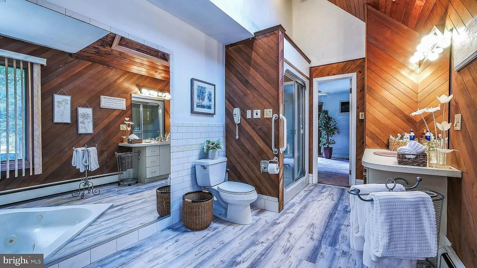 Haartrockner, Handtücher, Seife, Toilettenpapier