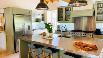 Een koelkast, een microgolfoven, een oven, een vaatwasser