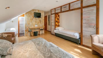 Family Room | Hypo-allergenic bedding, individually decorated, individually furnished