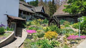Un bâtiment de style européen traditionnel, doté d’un jardin où l’on peut admirer une grande variété de plantes et de fleurs.