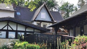 Une maison traditionnelle à colombages avec un jardin.