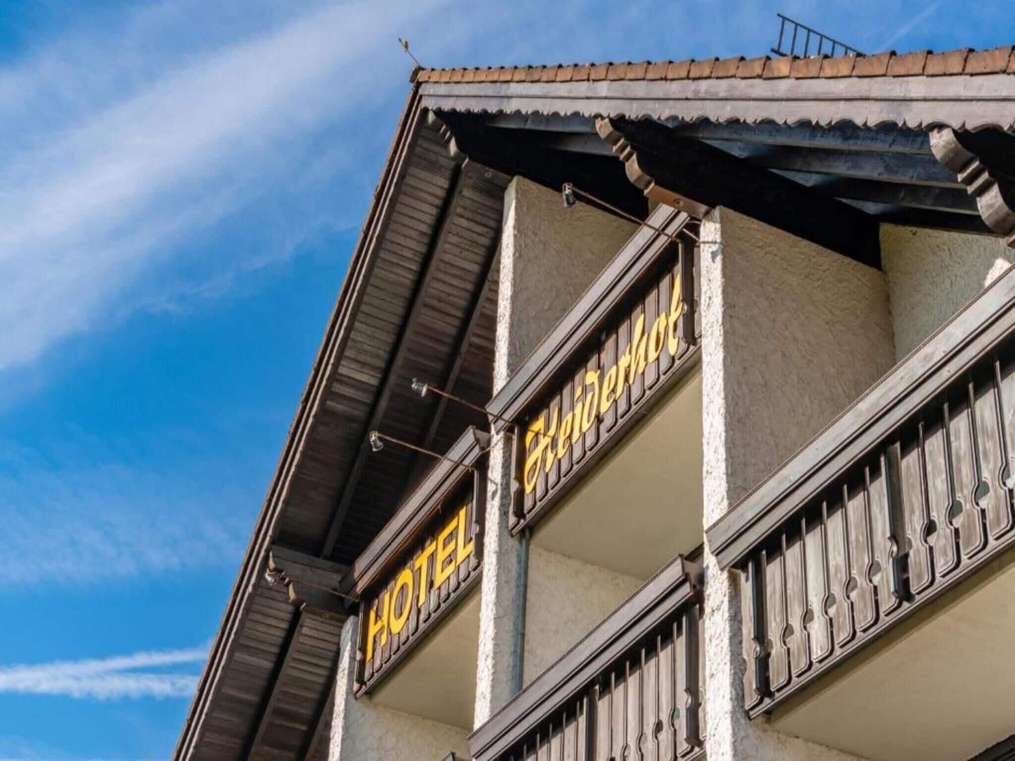 Ett hotell med balkonger och en skylt som visar att det är ett hotell.