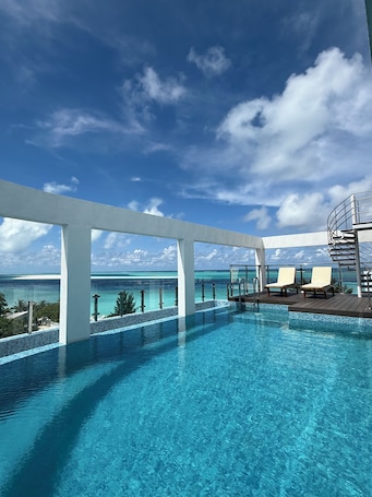 Una piscina al aire libre. Arrival Beach and Spa at Gulhi