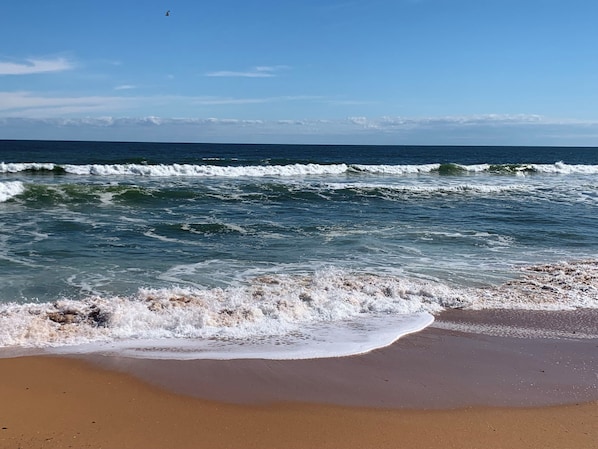 En la playa, sillas reclinables de playa, toallas de playa