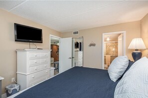 2 bedrooms, desk, iron/ironing board, WiFi