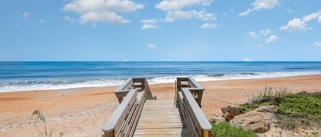 Aan het strand, ligstoelen aan het strand, strandlakens