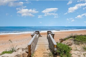 På stranden, solsenger og strandhåndklær