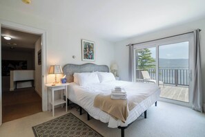 4 bedrooms, desk, iron/ironing board, travel crib