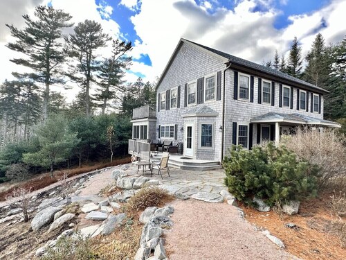 Large 4BR Waterfront Home with Dock! [Quarry Cove]