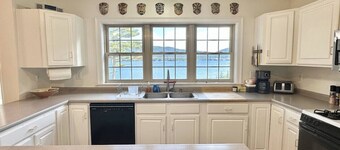 Large 4BR Waterfront Home with Dock! [Quarry Cove]