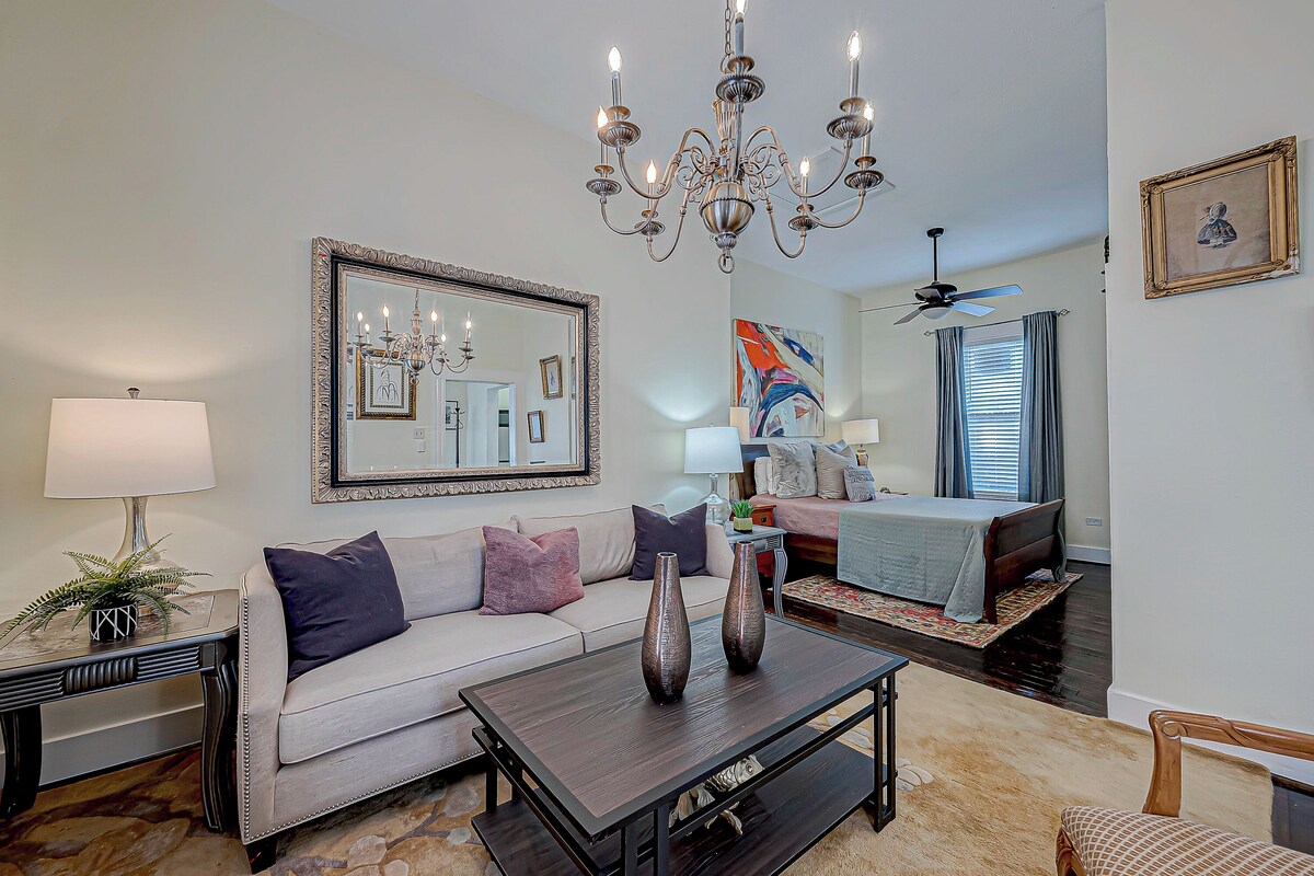 Photo 4 of Charming flat on Washington Ave Strip Newly Renovated