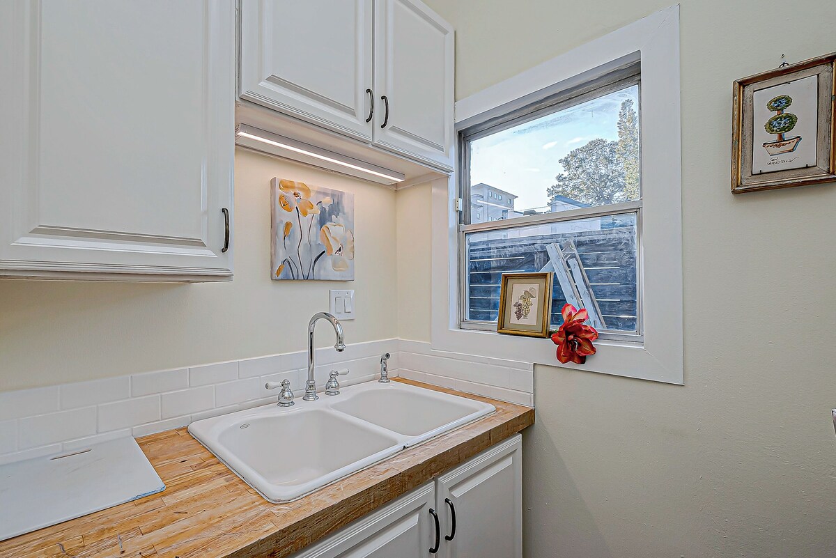 Photo 10 of Charming flat on Washington Ave Strip Newly Renovated