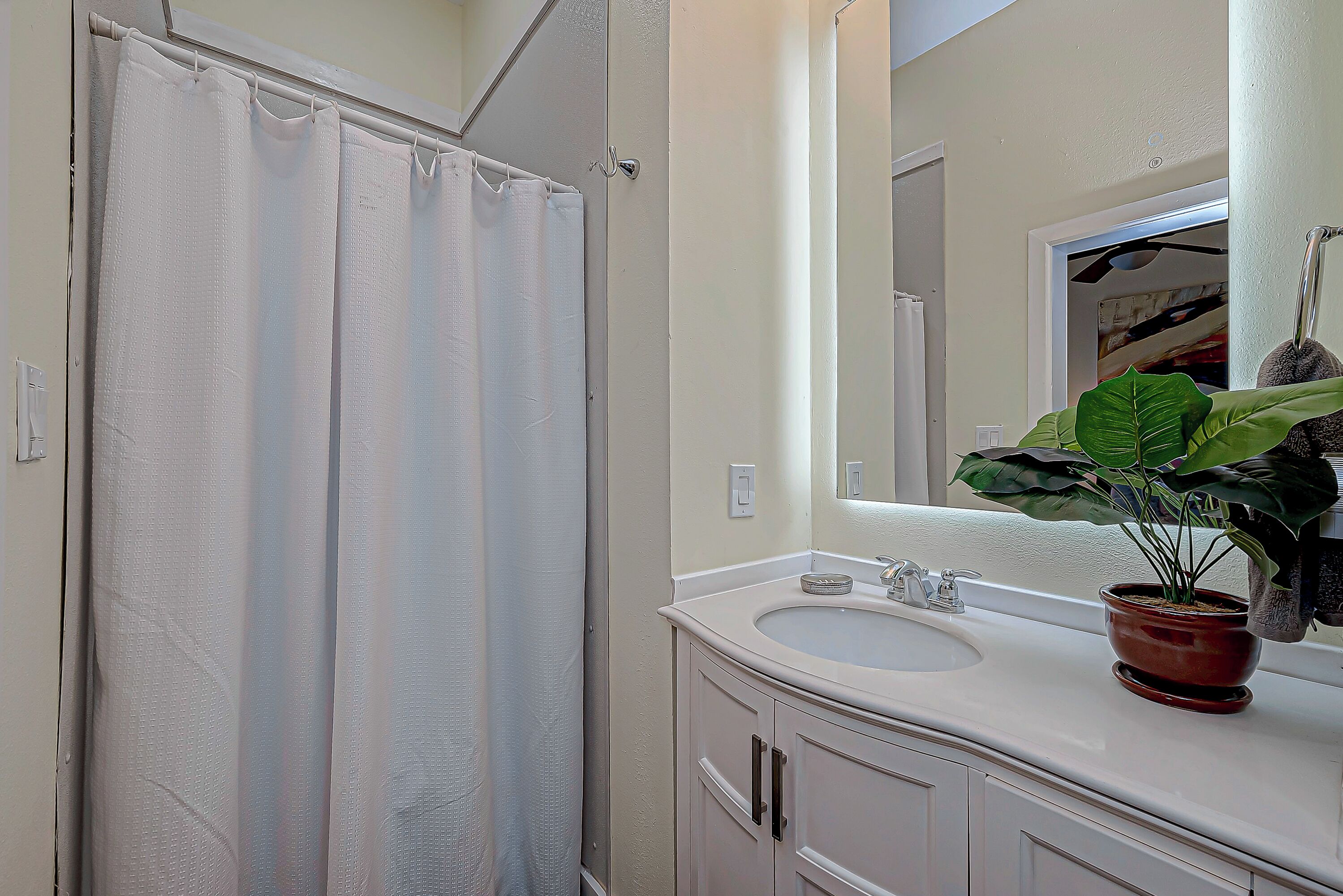 Regadera, secadora de cabello, toallas, jabón 