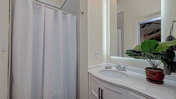 Regadera, secadora de cabello, toallas, jabón