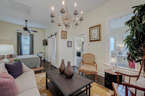 Charming flat on Washington Ave Strip Newly Renovated