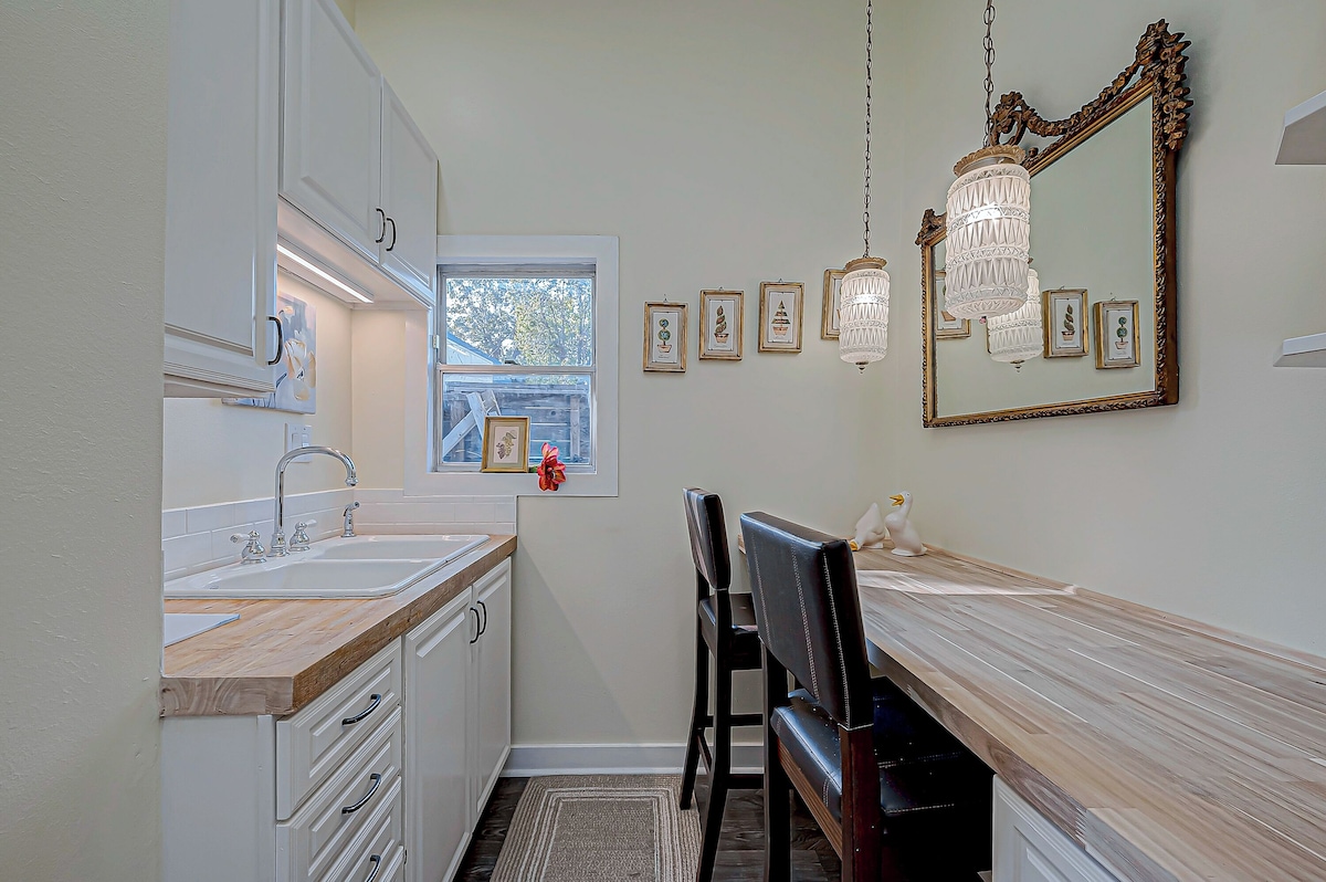 Photo 9 of Charming flat on Washington Ave Strip Newly Renovated
