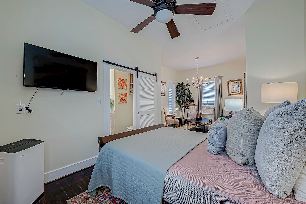 Photo 14 of Charming flat on Washington Ave Strip Newly Renovated