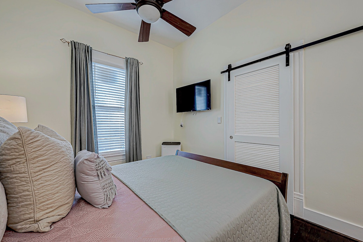 Photo 15 of Charming flat on Washington Ave Strip Newly Renovated