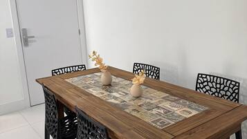 Luxury-Apartment, Poolzugang, Stadtblick | Speisen