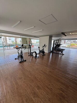 Luxury Apartment, Pool Access, City View | Fitness facility