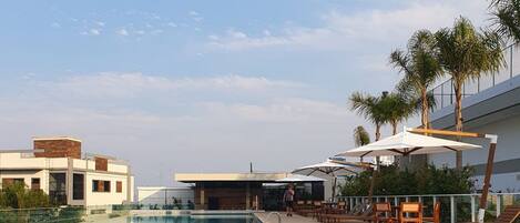 Lyxlägenhet - tillgång till pool - utsikt mot staden | Pool | Inomhuspool, 2 utomhuspooler och solstolar