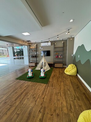 Apartamento de lujo, acceso a la piscina, vistas a la ciudad | Zona infantil