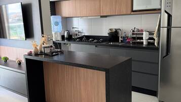 Luxury Apartment, Pool Access, City View | Private kitchen | Fridge, microwave, oven, cookware/dishes/utensils