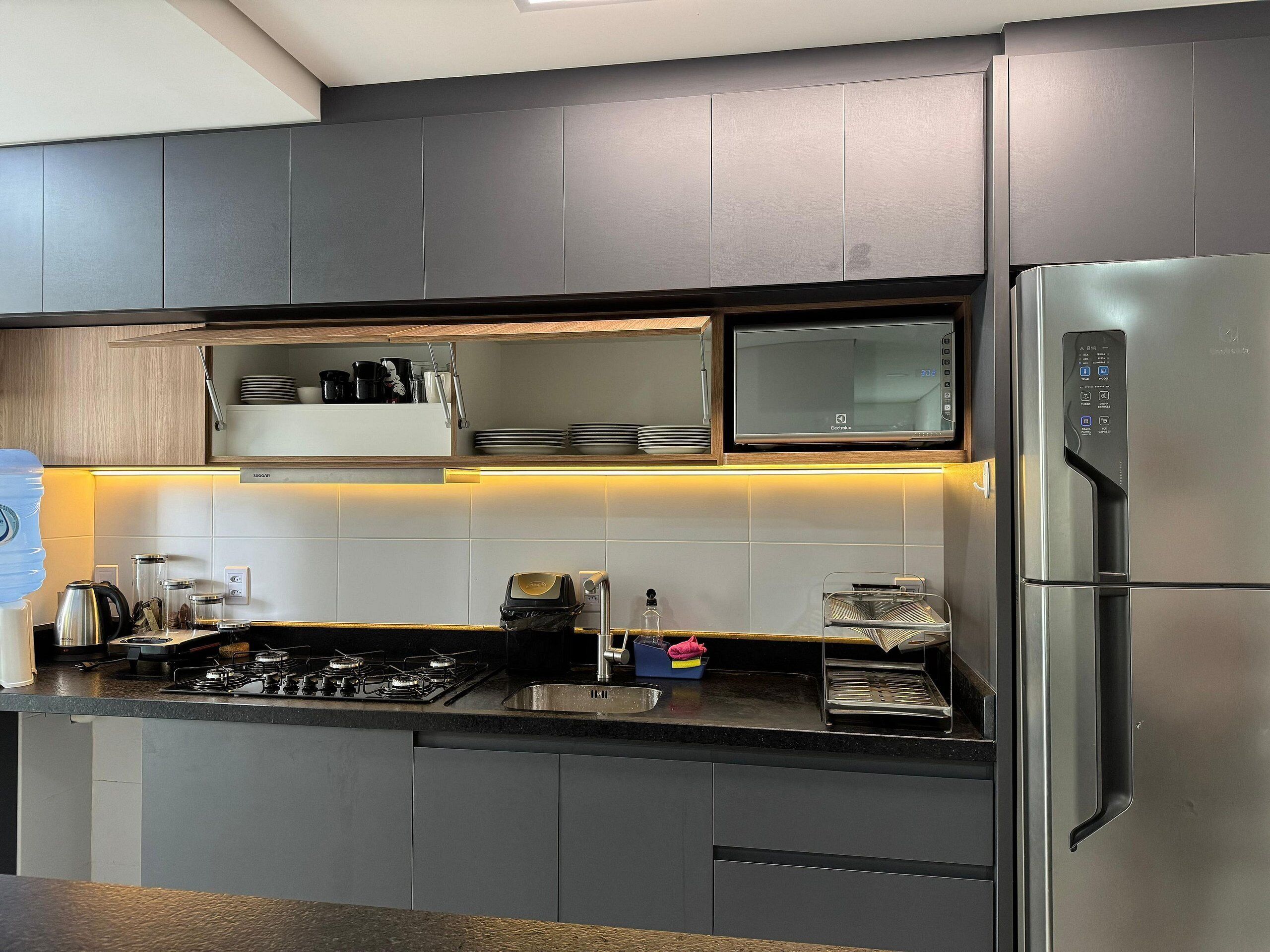 Luxury Apartment, Pool Access, City View | Private kitchen | Fridge, microwave, oven, cookware/dishes/utensils