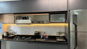 Apartamento superluxo, acesso à piscina, vista para a cidade | Cozinha privada | Geladeira, micro-ondas, fogão, talheres/pratos/utensílios de cozinha